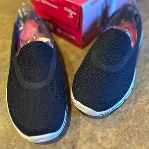 Women’s Skechers Go Walk 3. Navy. Size 8.5